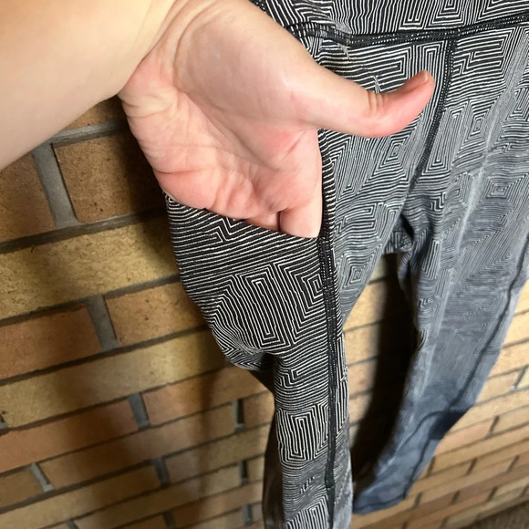 Lululemon Pace Rival Crop Maze Jacquard White Black / Black Leggings Size 10 - Picture 3 of 8